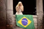 Lady Gaga conversa com o público — Foto: Brazil News