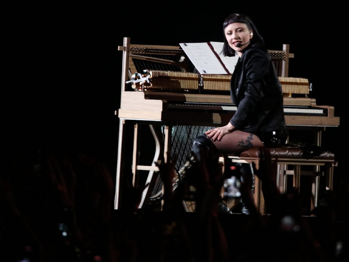 Gaga em Copacabana: As referências de uma ópera gótica sob as areias do Rio