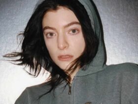 Lorde de moletom com capuz.