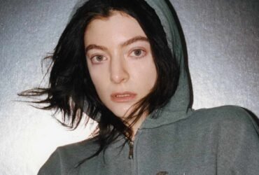 Lorde de moletom com capuz.