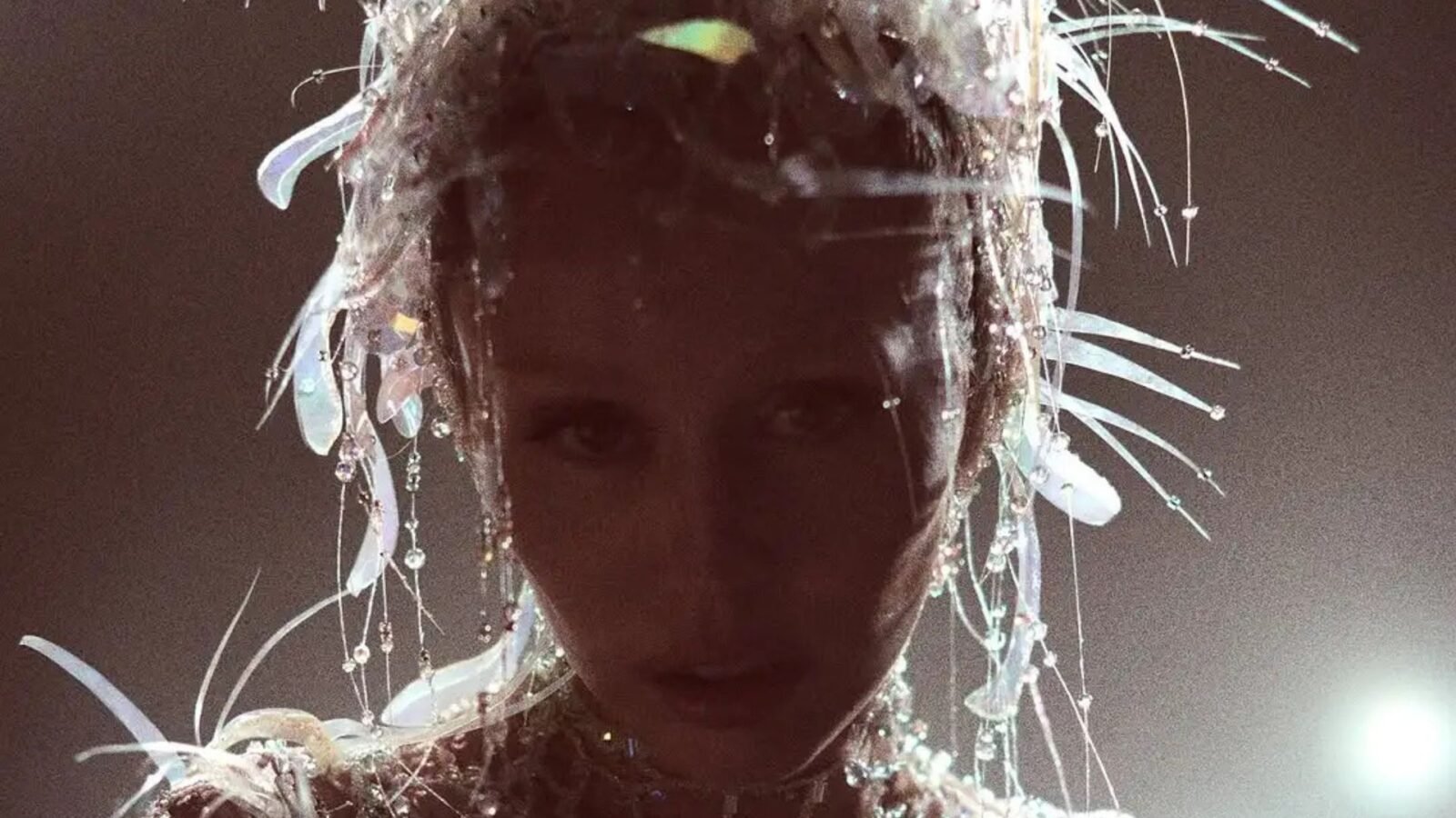 Crítica | Miley Cyrus entrega rock, ousadia e menos apelo pop em 'Something Beautiful'