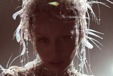 Crítica | Miley Cyrus entrega rock, ousadia e menos apelo pop em 'Something Beautiful'