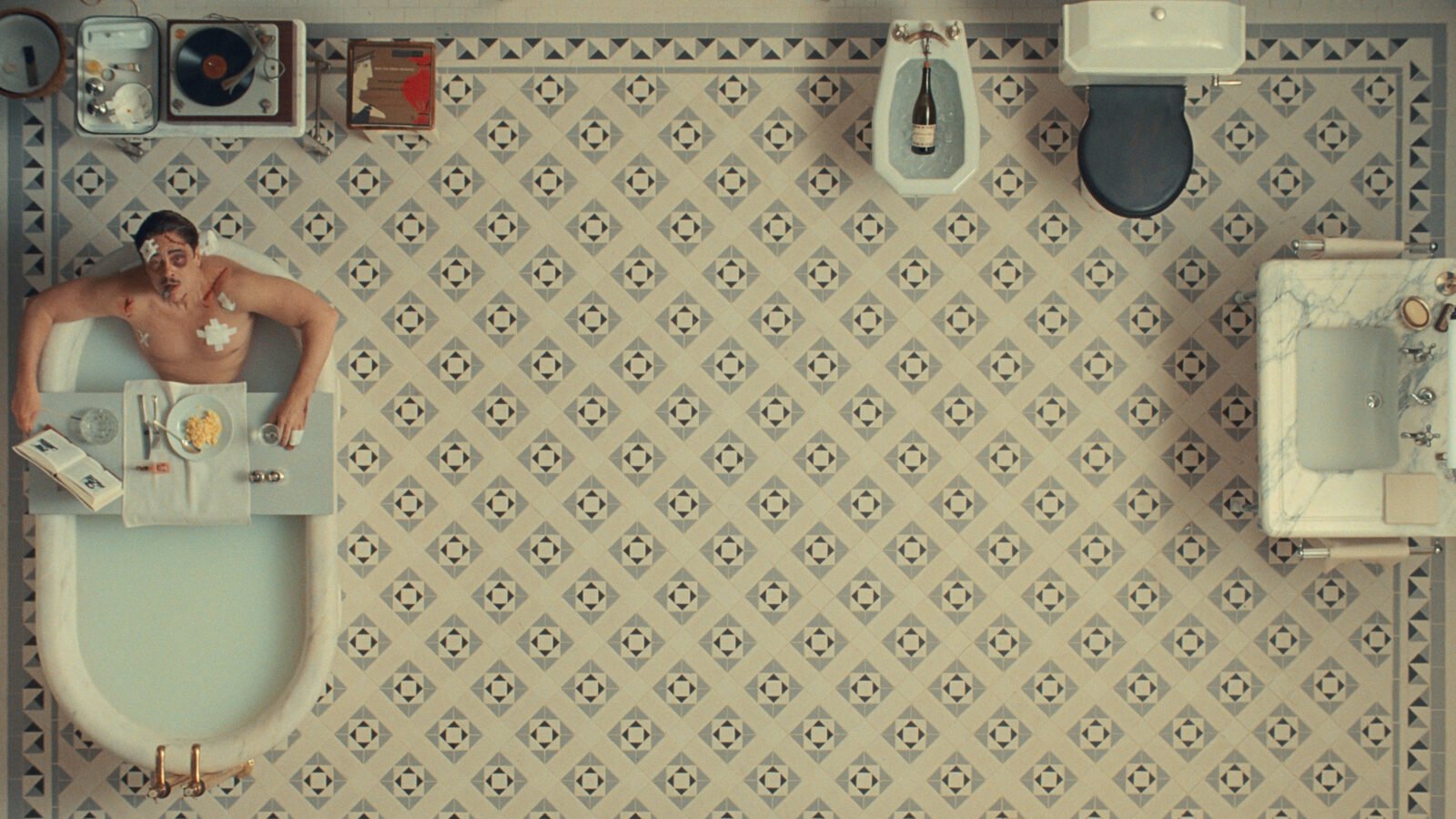 Crítica | O Esquema Fenício: Wes Anderson e a fábrica de filmes de luxo pré-montados