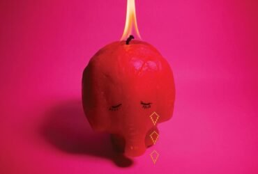 Crítica | Pink Elephant é a síntese do declínio criativo do Arcade Fire
