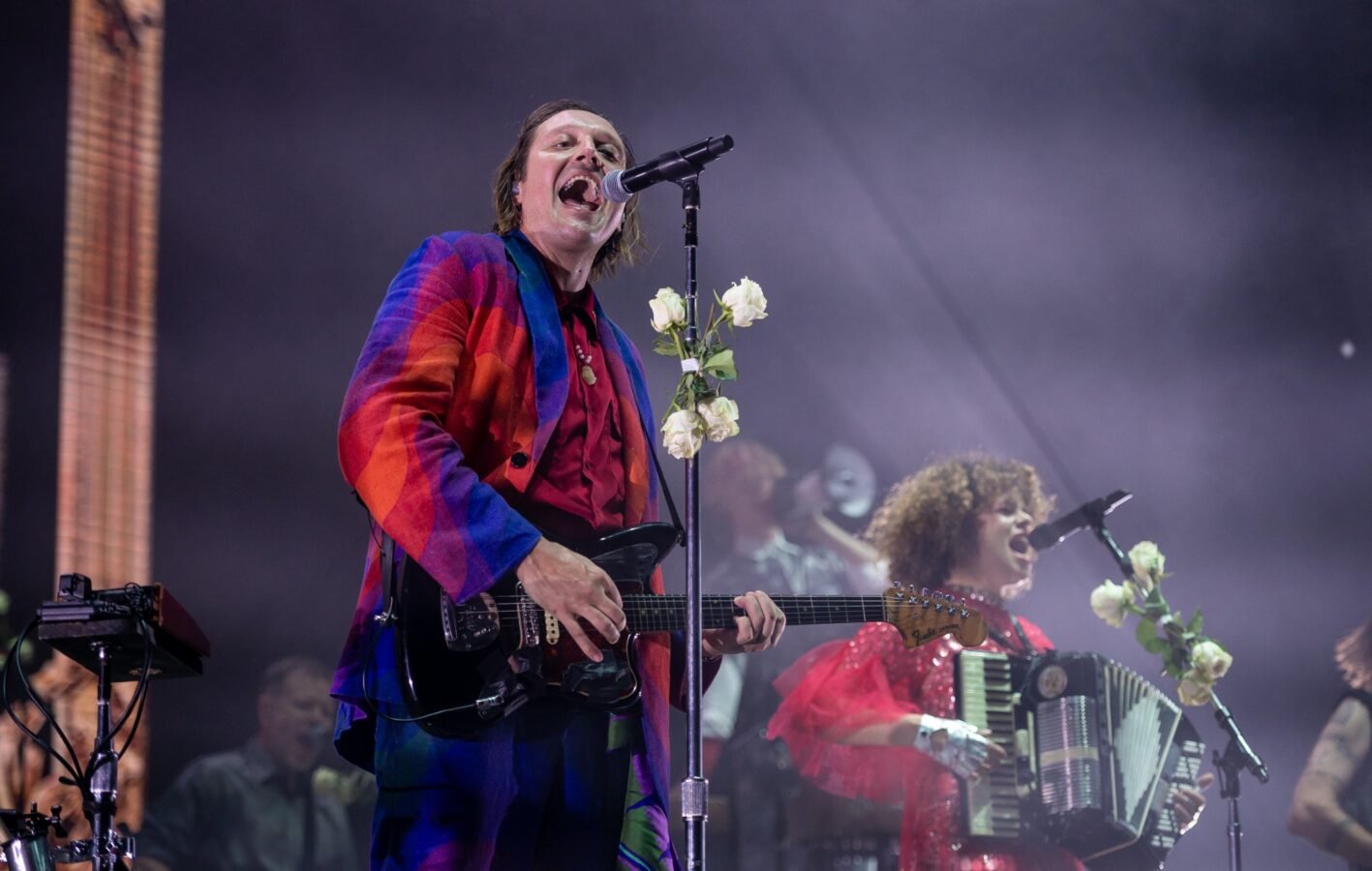 Crítica | Pink Elephant é a síntese do declínio criativo do Arcade Fire