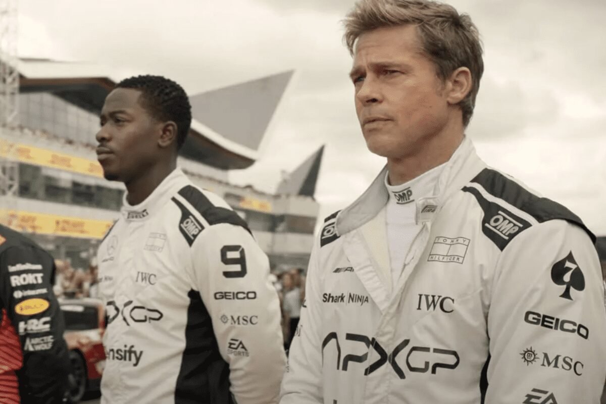 Brad Pitt como Sonny Hayes e Damson Idros como Pearce em “F1 – O Filme”, produção Apple Original. Foto: Divulgação