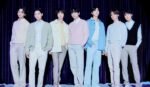 Os sete integrantes do grupo BTS posam para foto.