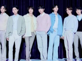 Os sete integrantes do grupo BTS posam para foto.