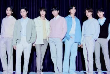 Os sete integrantes do grupo BTS posam para foto.