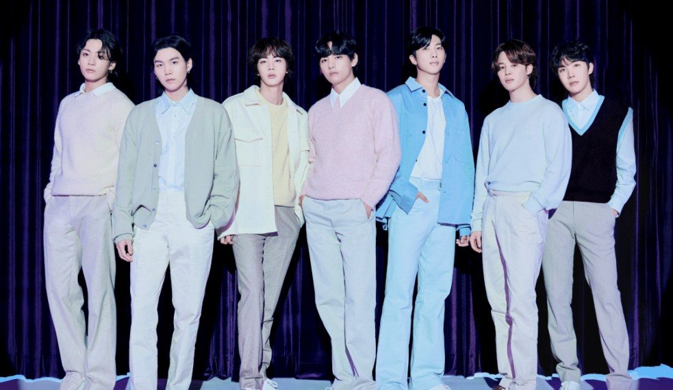 Os sete integrantes do grupo BTS posam para foto.