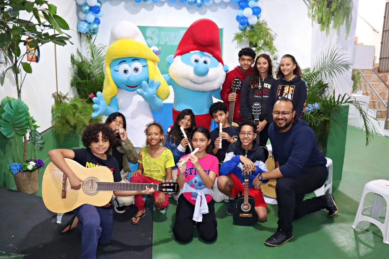 Editora Comix Zone leva HQs dos Smurfs para crianças em ONG de SP