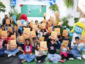 Editora Comix Zone leva HQs dos Smurfs para crianças em ONG de SP