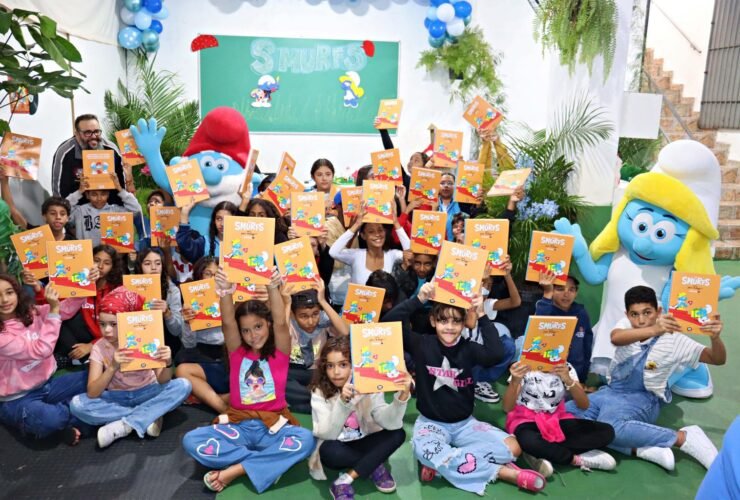 Editora Comix Zone leva HQs dos Smurfs para crianças em ONG de SP