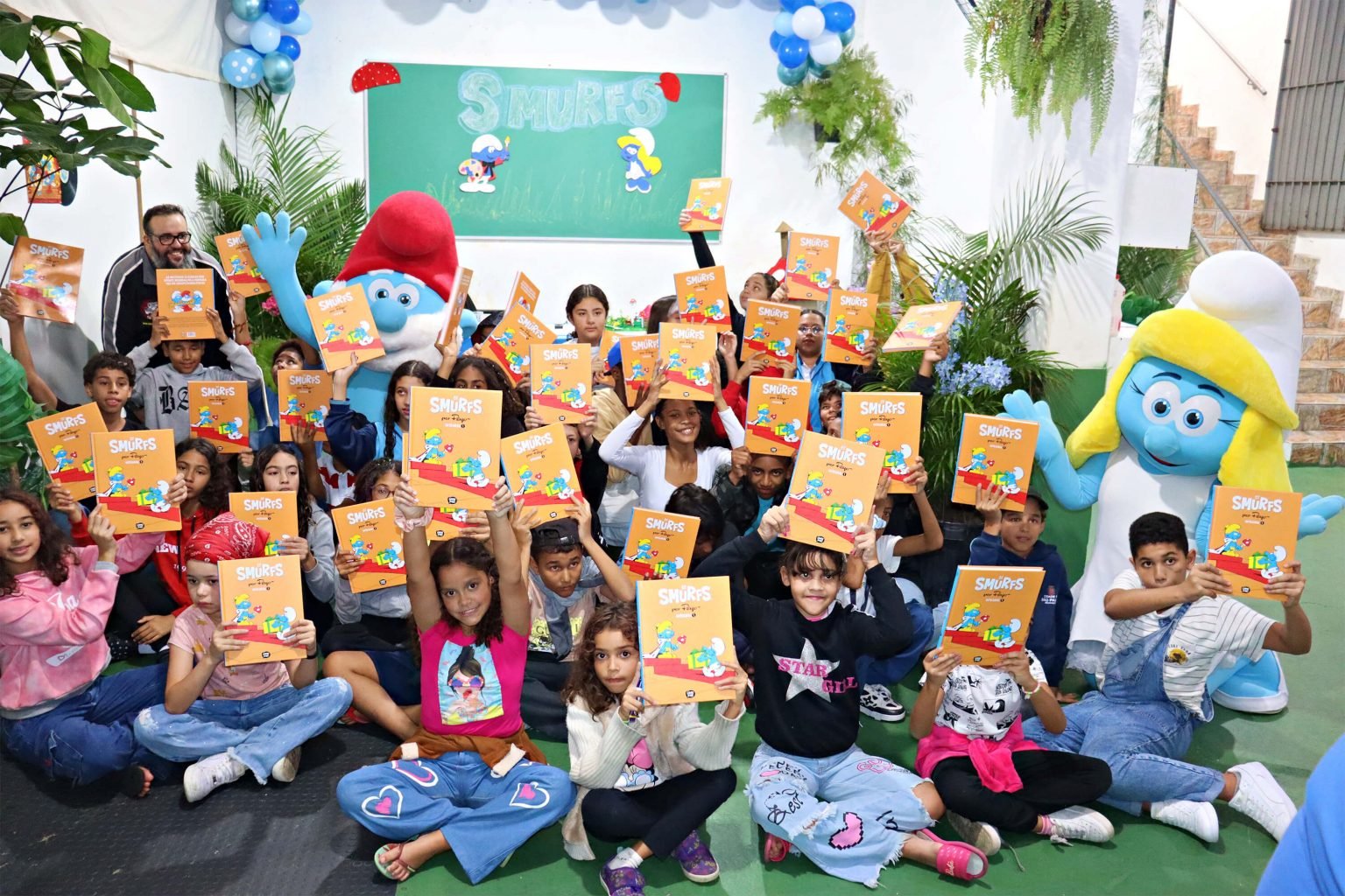 Editora Comix Zone leva HQs dos Smurfs para crianças em ONG de SP