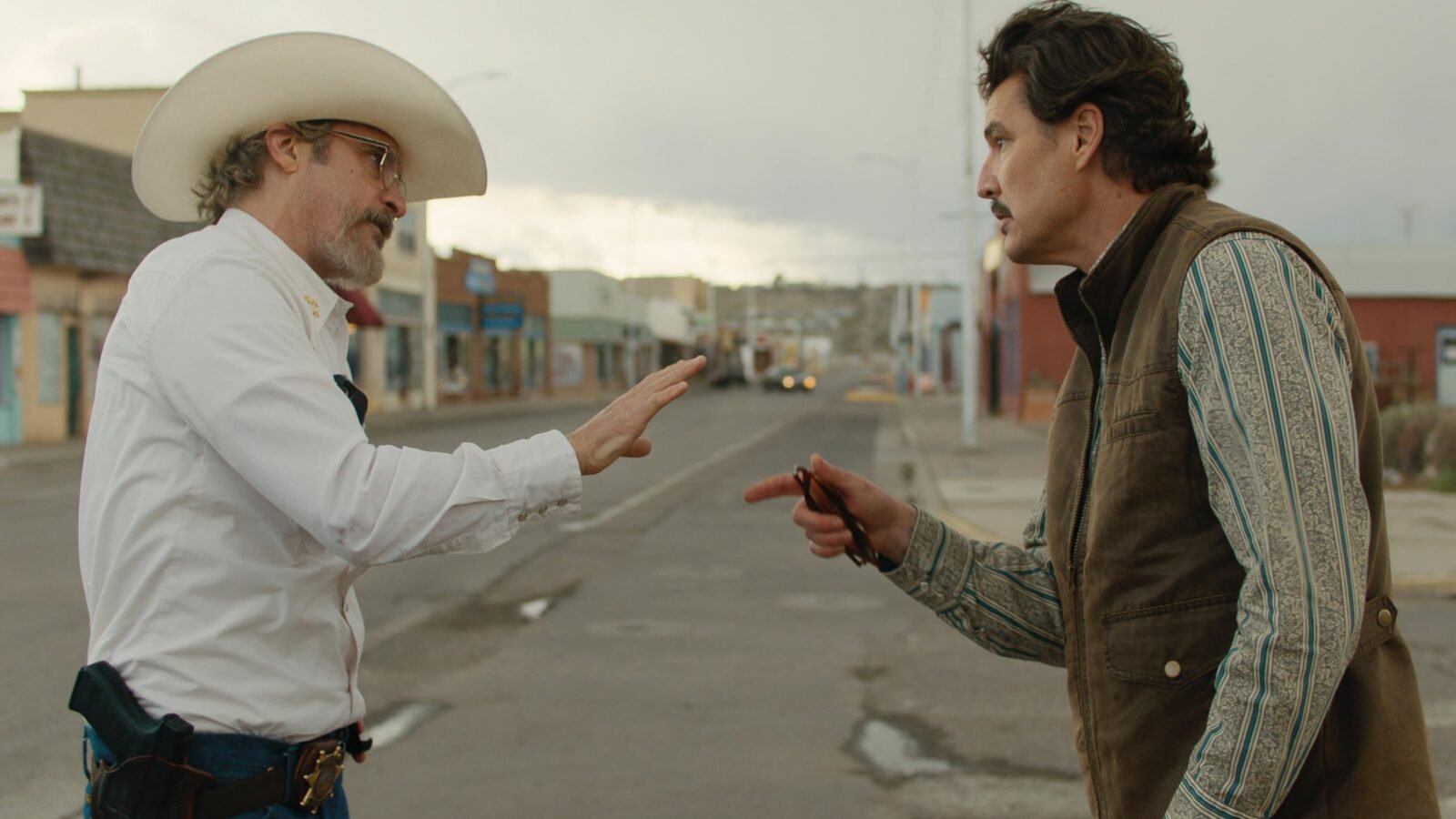 Eddington | Novo trailer mostra Joaquin Phoenix e Pedro Pascal em conflito político; assista