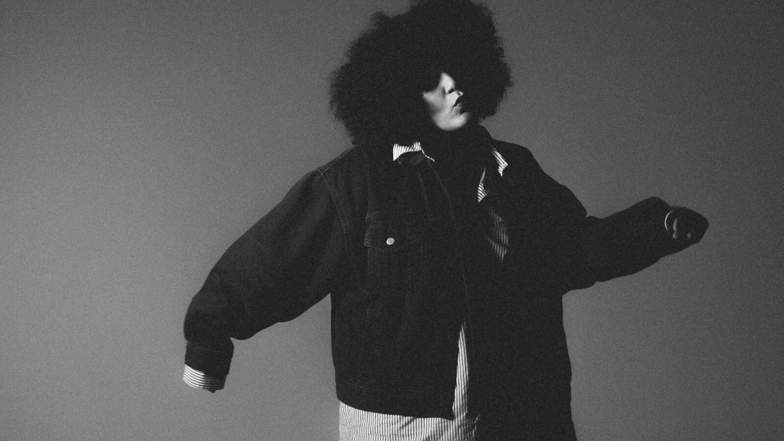 Crítica | Jadsa mergulha num 'big buraco' e ressurge com o melhor disco de 2025 até aqui