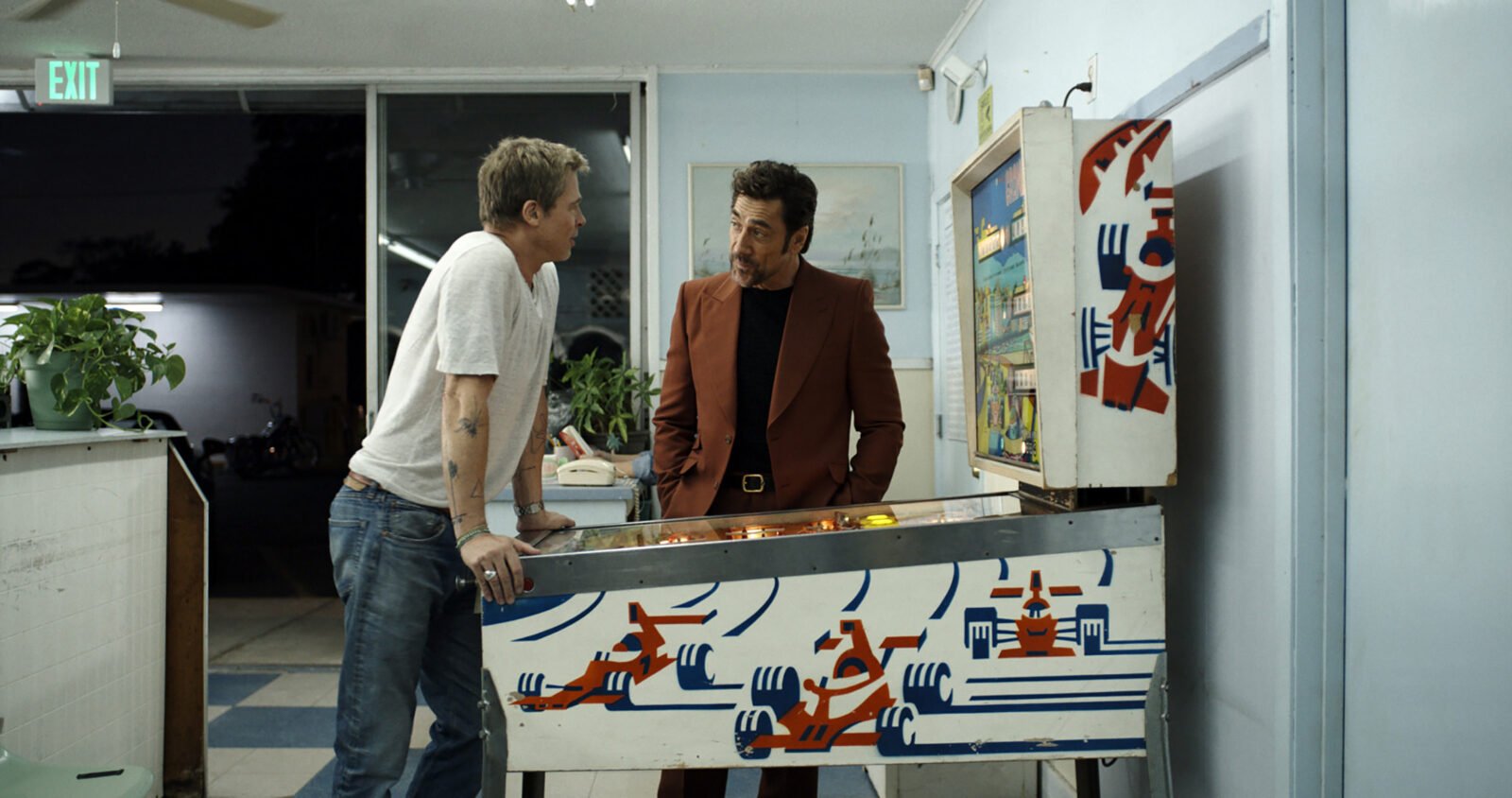 Brad Pitt como Sonny Hayes e Javier Bardem como Ruben Cervantes em “F1 – O Filme”, produção Apple Original. Foto: Divulgação