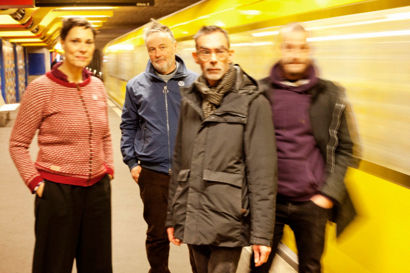 Crítica | Stereolab volta após 15 anos com o seguro 'Instant Holograms on Metal Film'