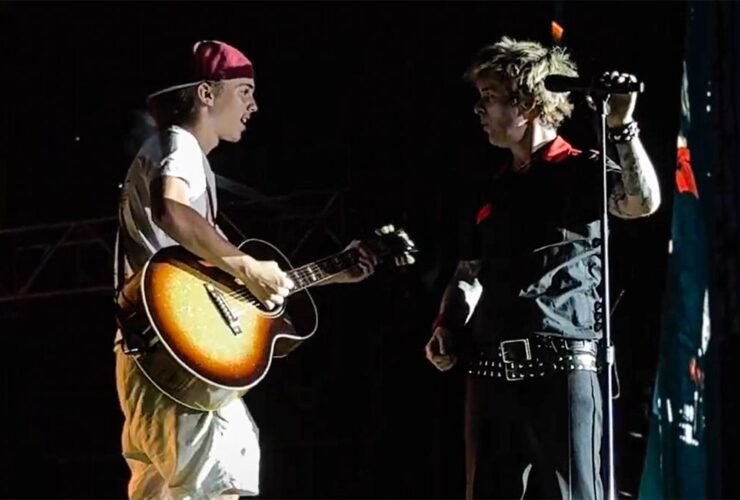 Billie Joe Armstrong com fã que tocou Oasis no show do Green Day.