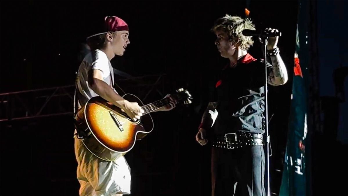 Billie Joe Armstrong com fã que tocou Oasis no show do Green Day.