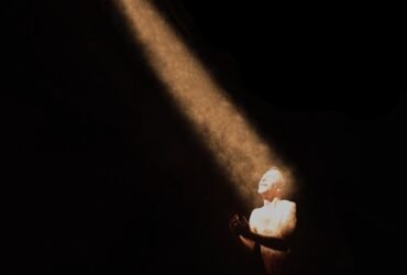 Crítica | Lupe de Lupe em 'Amor': maturidade, ruído e a arte de saber sangrar em público