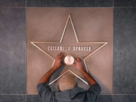 Demi Moore é homenageada com estrela na Calçada da Fama