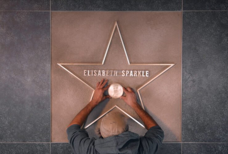 Demi Moore é homenageada com estrela na Calçada da Fama