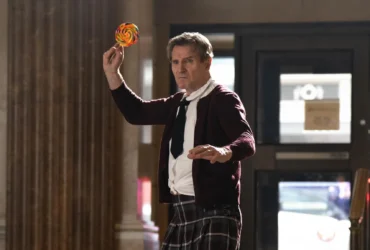 Crítica | Novo Corra que a Polícia Vem Aí! é homenagem simpática sem muito fôlego