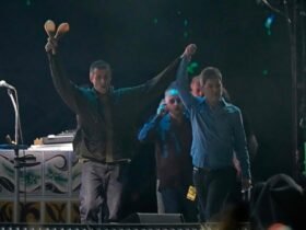 Liam e Noel Gallagher no primeiro show da turnê do Oasis