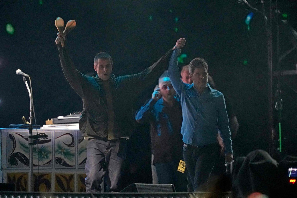 Liam e Noel Gallagher no primeiro show da turnê do Oasis