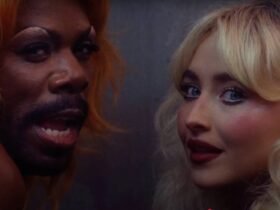 Sabrina Carpenter e Colman Domingo no clipe de Tears