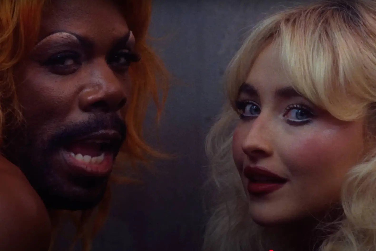 Sabrina Carpenter e Colman Domingo no clipe de Tears
