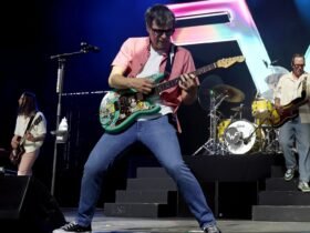 Weezer celebra 30 anos em SP em mega evento com Bloc Party e Mogwai