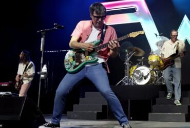Weezer celebra 30 anos em SP em mega evento com Bloc Party e Mogwai