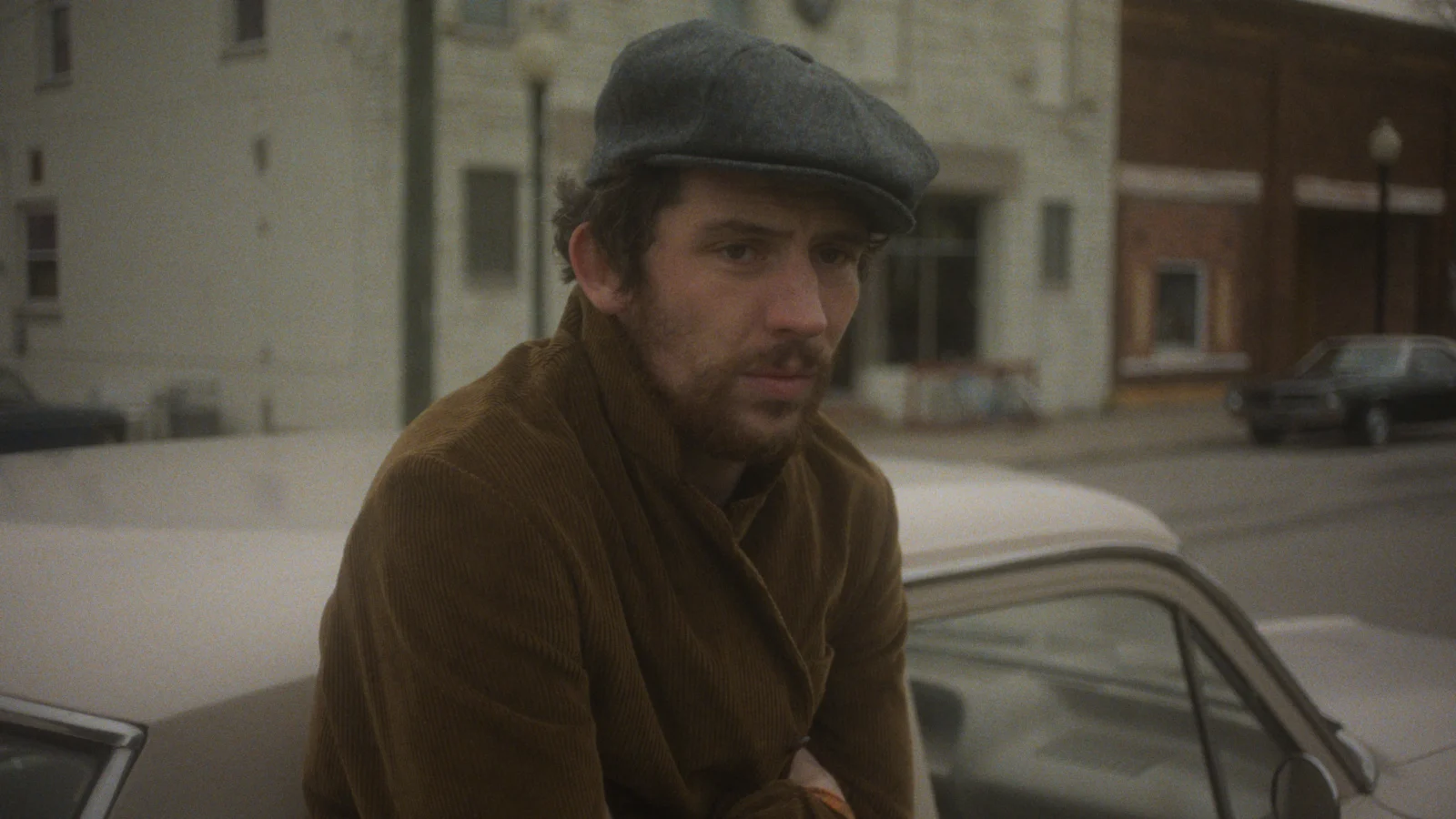 The Mastermind | Novo filme de Kelly Reichardt, estrelado por Josh O'Connor, ganha trailer oficial