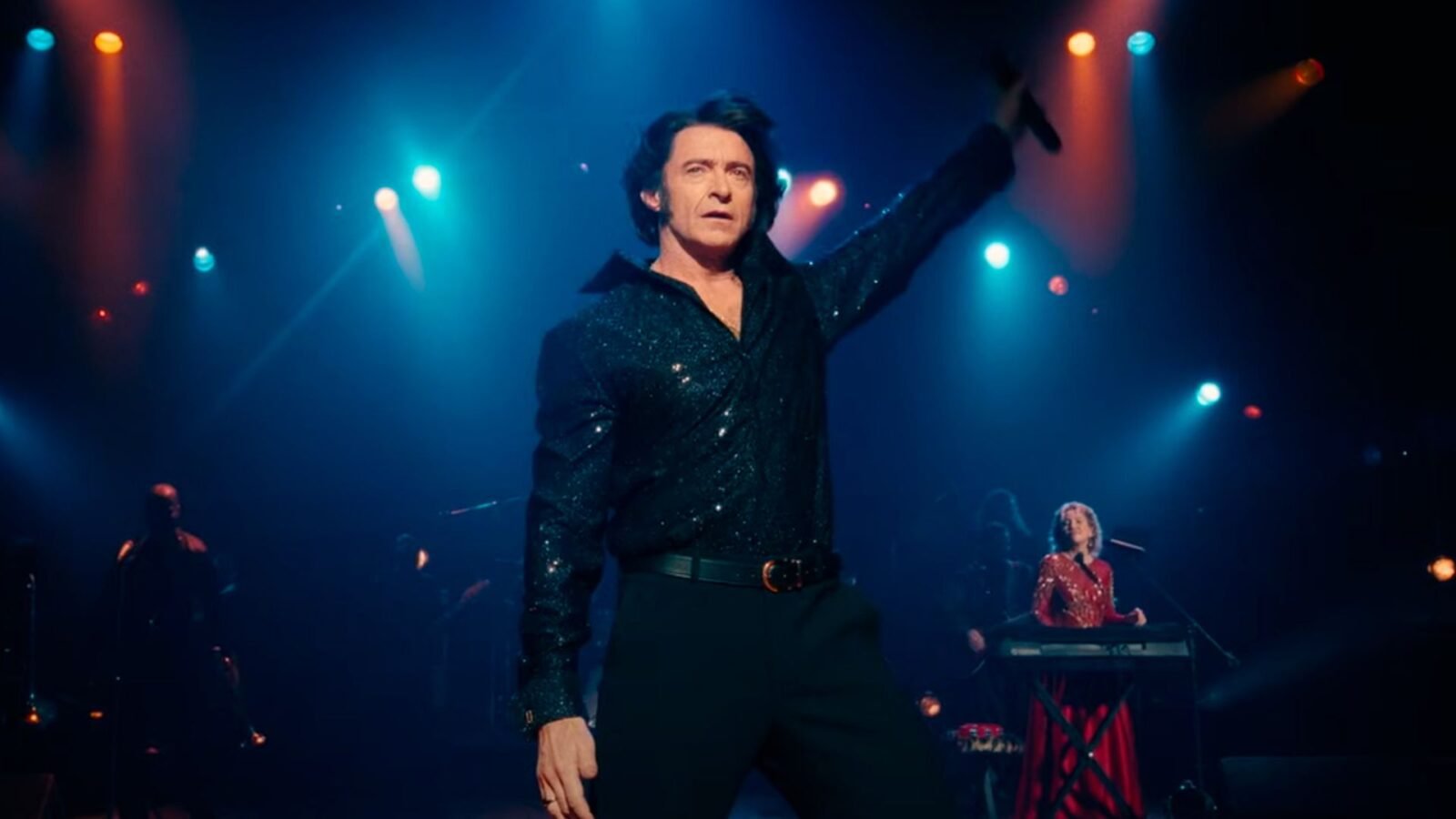 Hugh Jackman e Kate Hudson em Song Sung Blue: Um Sonho a Dois.