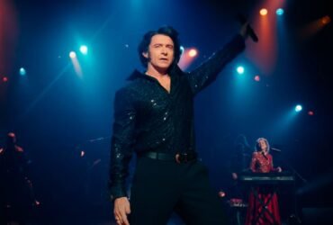 Hugh Jackman e Kate Hudson em Song Sung Blue: Um Sonho a Dois.