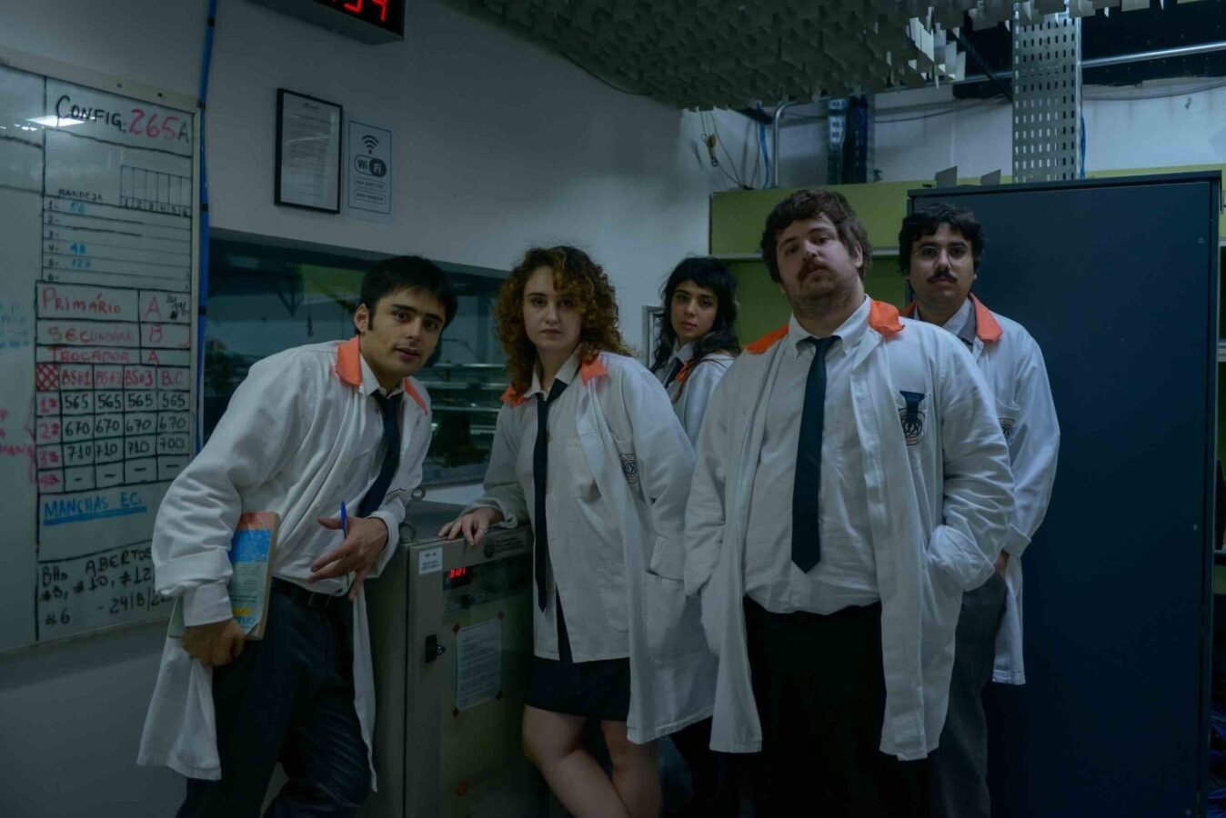 Crítica | Em 'Contato' a Pelados faz uma experimentação com pop grudento