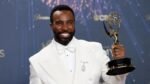 Tramell Tillman ganha Emmy 2025 de Melhor Ator Coadjuvante em Série Dramática.