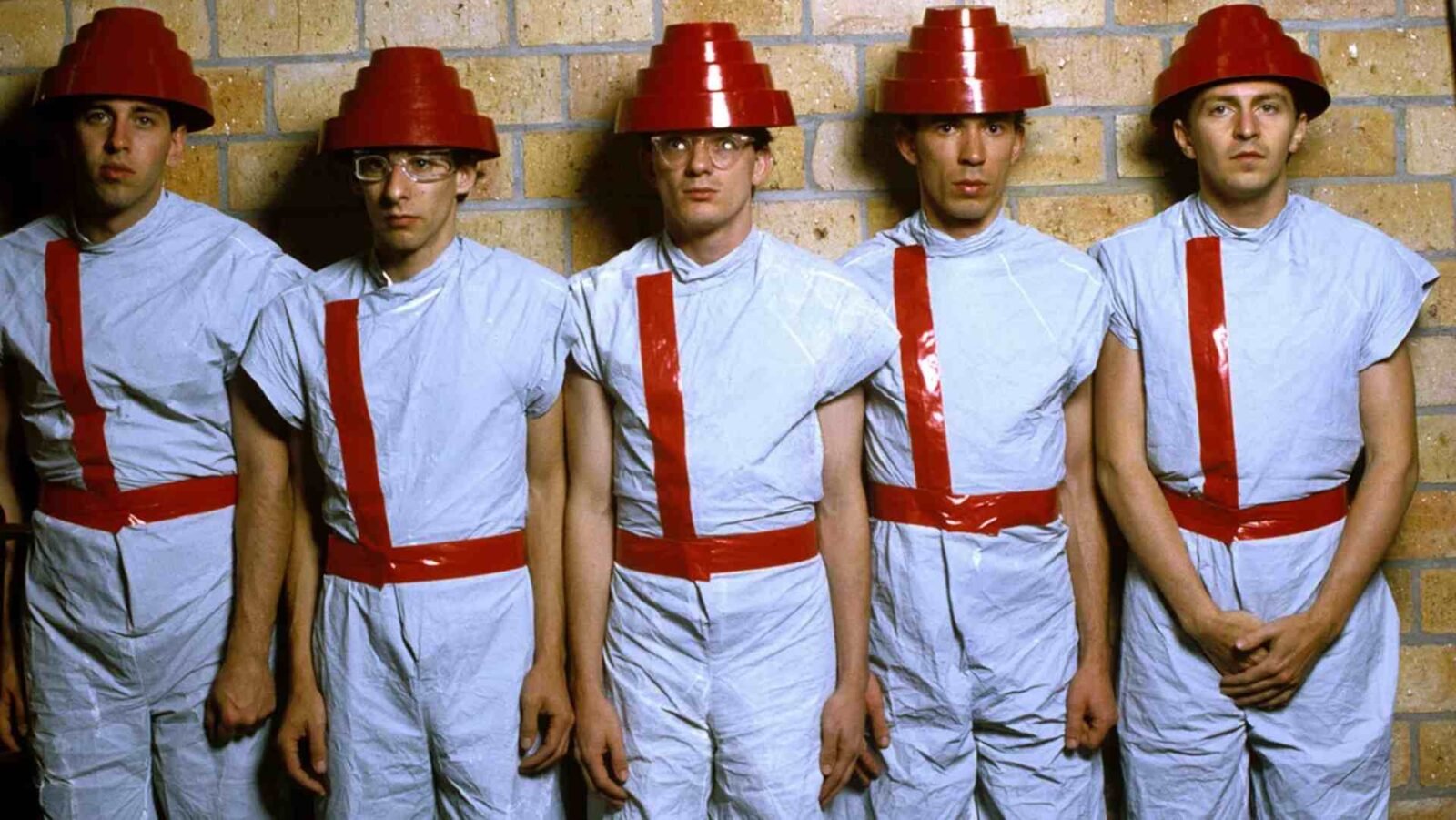 Crítica | Documentário sobre o Devo relembra a banda que subverteu a música pop nos anos 70 e 80