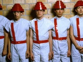 Crítica | Documentário sobre o Devo relembra a banda que subverteu a música pop nos anos 70 e 80