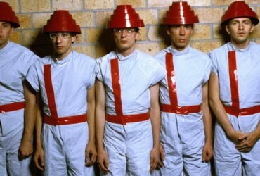 Crítica | Documentário sobre o Devo relembra a banda que subverteu a música pop nos anos 70 e 80