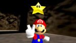 Após um ano de disputa judicial, Nintendo saiu vitoriosa em seu processo contra Ryan Daly, acusado de vender dispositivos para desbloquear o Nintendo Switch e rodar jogos piratas. O acordo, que põe fim ao caso, estipula que Daly pagará uma multa de US$ 2 milhões e se comprometerá a não vender mais consoles modificados nem dispositivos de evasão. A disputa começou em março de 2024, quando a gigante dos games tentou resolver o problema fora dos tribunais, pedindo que Daly parasse de vender consoles modificados e cartões MIG Switches, que permitiam a execução de jogos piratas. Apesar de ter afirmado que interromperia a atividade, Daly continuou com a venda desses produtos, levando a Nintendo a recorrer à corte federal de Seattle. Daly, por sua vez, negou as acusações, argumentando que a empresa estava fazendo um "enriquecimento ilícito" e apresentando a ação como fraudulenta. Contudo, as partes decidiram encerrar o processo por meio de um acordo, que, além da multa de US$ 2 milhões, estabelece que Daly não poderá mais se envolver com dispositivos de desbloqueio ou fornecer qualquer documentação que permita a modificação de hardwares. A Nintendo ainda acusou Daly de distribuir jogos piratas, com clientes enviando seus consoles para modificações que incluíam uma seleção de jogos ilegais na memória dos aparelhos. Embora a multa de US$ 2 milhões seja considerável, ela está distante da multa de US$ 10 milhões imposta a Gary Bowser, membro de um grupo pirata, que será descontada de seus salários por toda a vida. Este acordo reforça a posição da Nintendo em proteger seus direitos autorais e propriedades intelectuais, especialmente em um mercado onde o desbloqueio de consoles e a pirataria continuam sendo um problema recorrente.