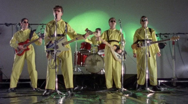 O Devo no clipe de "Satisfaction"