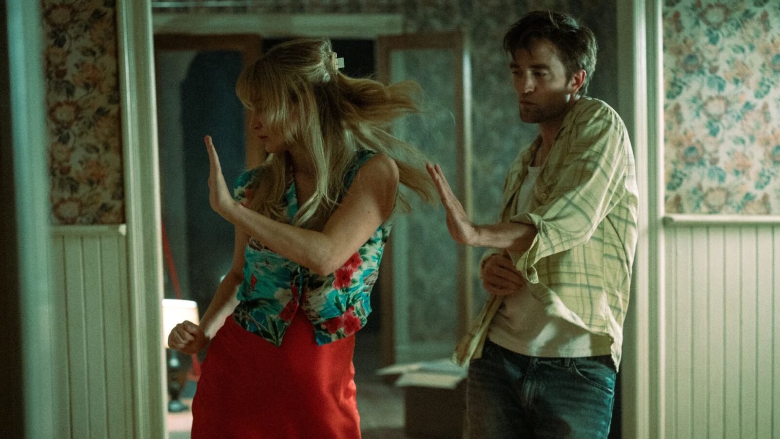 "Morra, Amor", estrelado por Jennifer Lawrence e Robert Pattinson.