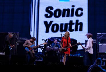 Sonic Youth intriga fãs com postagem enigmática sobre possível retorno em 2026