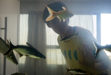 Crítica | Dormir de Olhos Abertos: um mergulho silencioso no desalinho do pertencimento