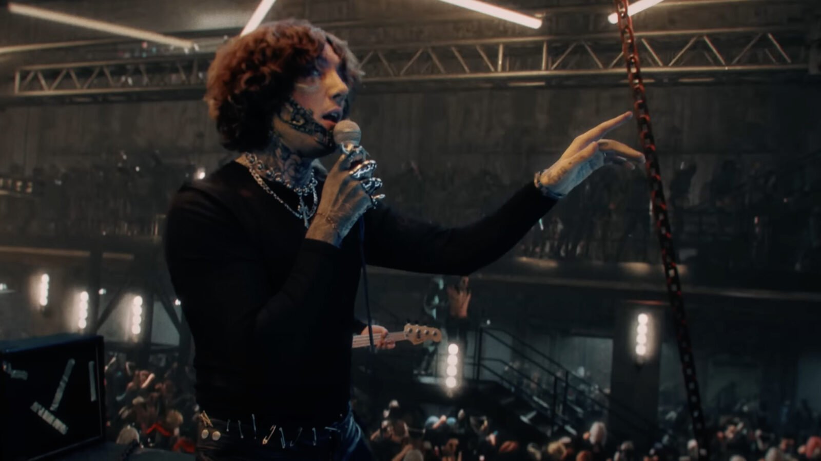 Oliver Sykes vocalista da banda Bring Me The Horizon no clipe top 10 statues that cried blood