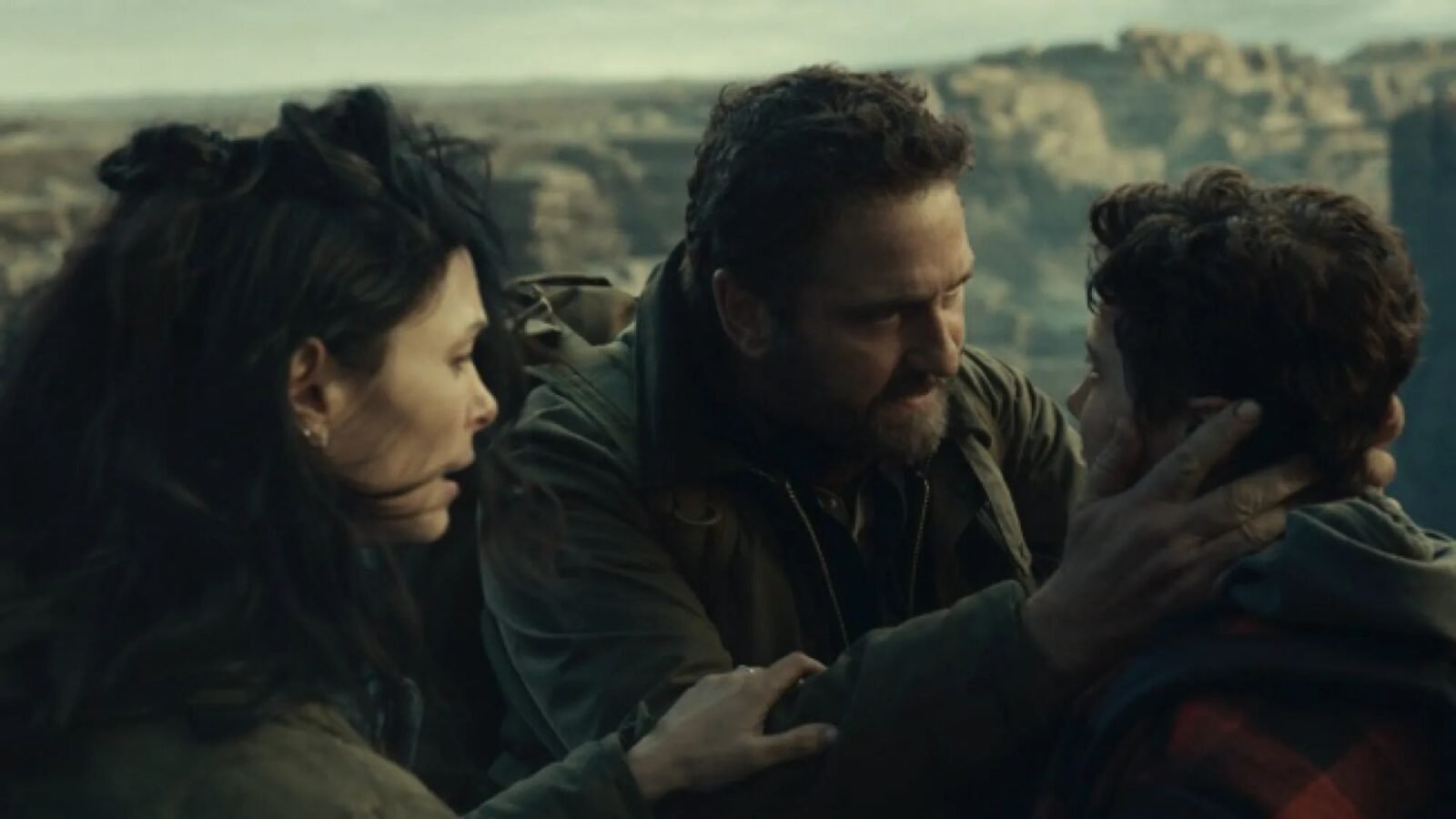 Gerard Butler e Morena Baccarin em Destruição Final 2.