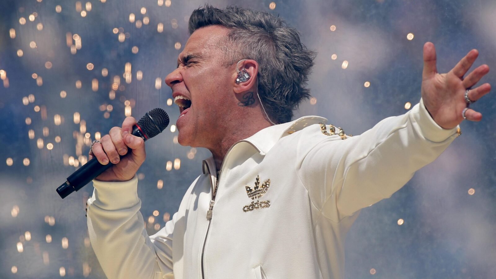 Robbie Williams adia novo álbum para não concorrer com Taylor Swift